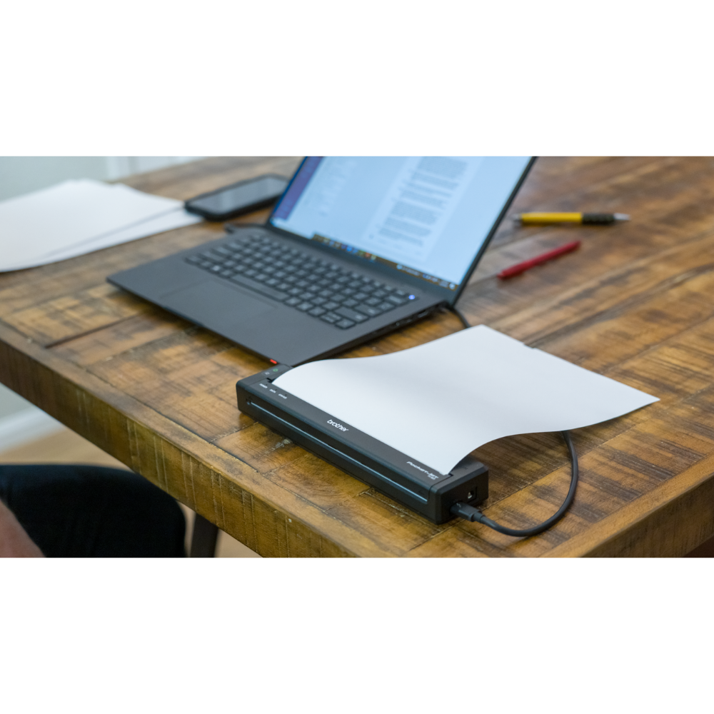 Etiquetas de impressão Brother PJ-822 da Fábrica das etiquetas, mostrando a impressora portátil e as etiquetas impressas