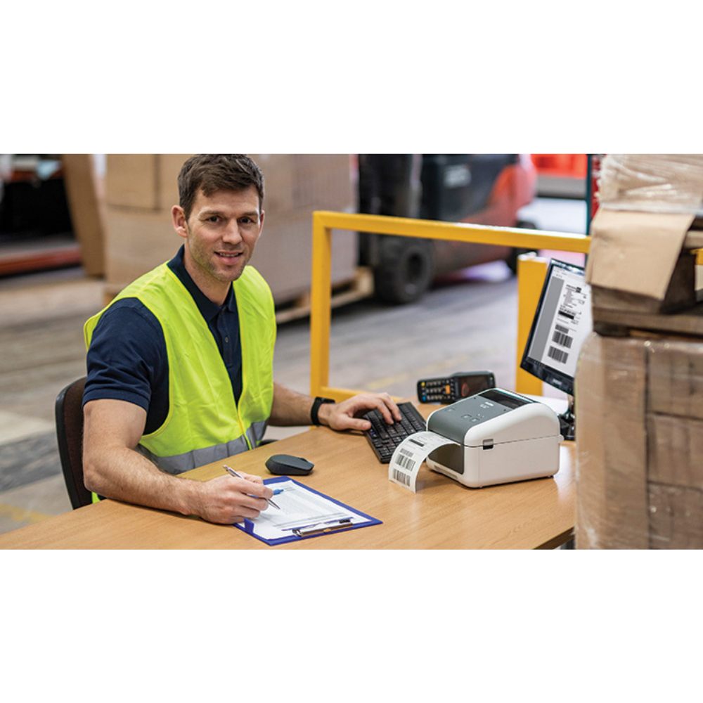 Etiquetadora Brother TD-4410D da Fábrica das etiquetas com painel de controle e fita de impressão visíveis.