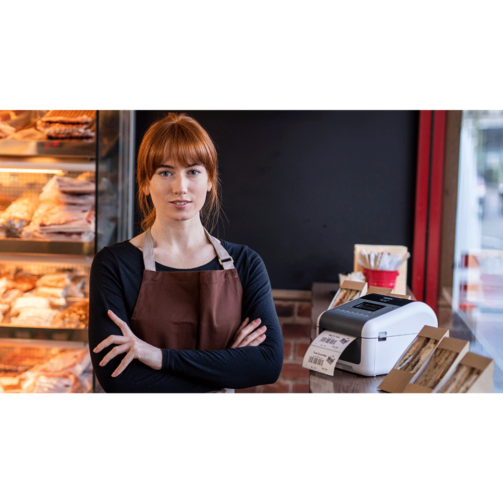 Impressora de etiquetas Brother TD-4550DNWB da Fábrica das Etiquetas com visor e bobina de etiquetas visíveis.