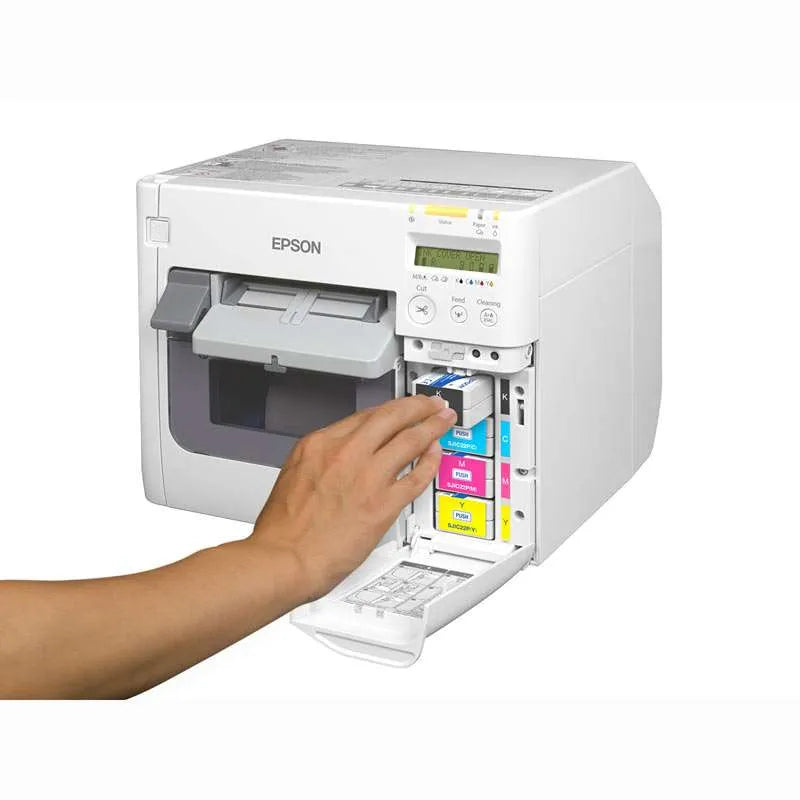 Duas impressoras Epson C3500 da Fábrica das Etiquetas em fundo branco, mostrando detalhes do equipamento de impressão.