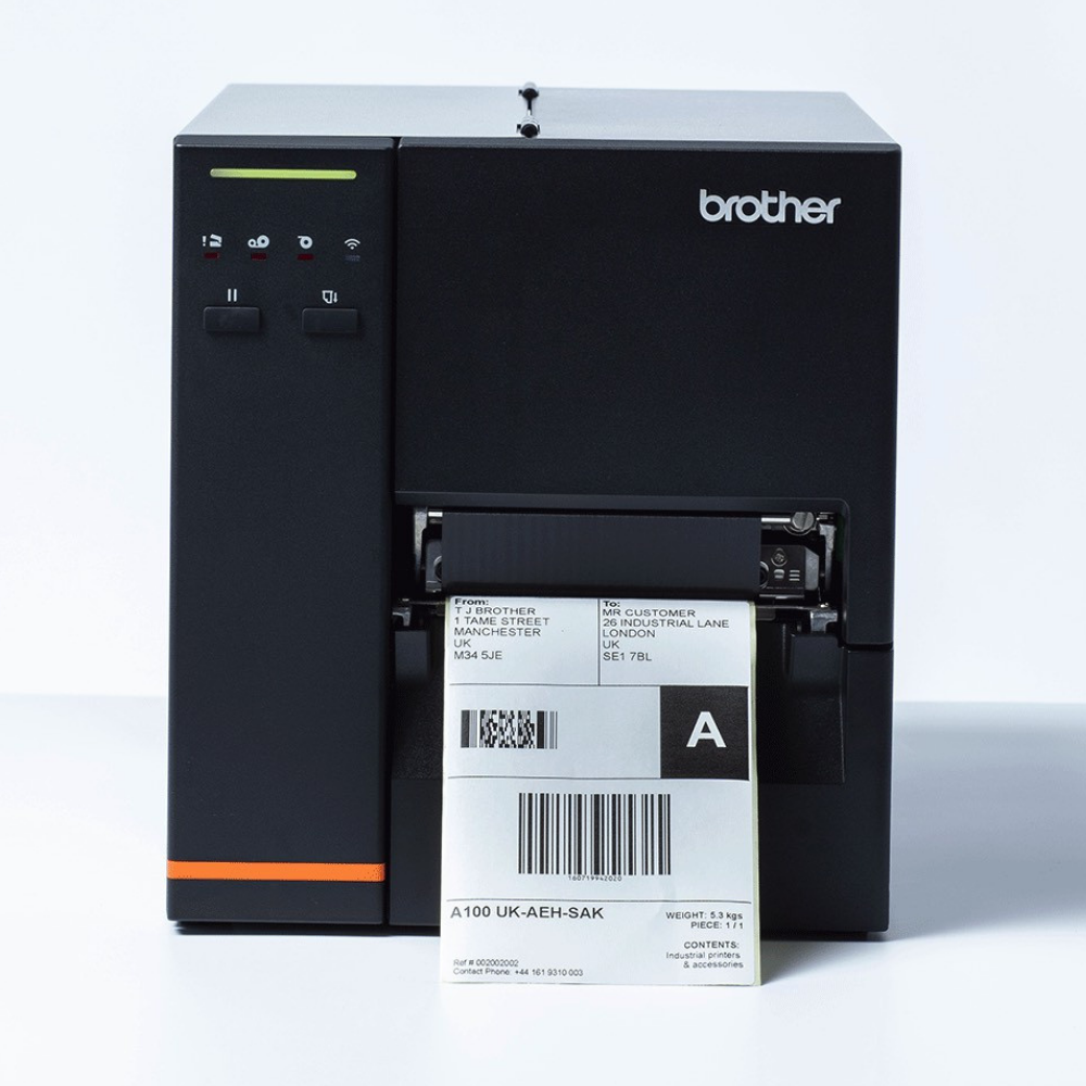 Impressora Brother TJ-4120TN de etiquetas, mostra a frente com tela de controlo e bobina de papel carregada.