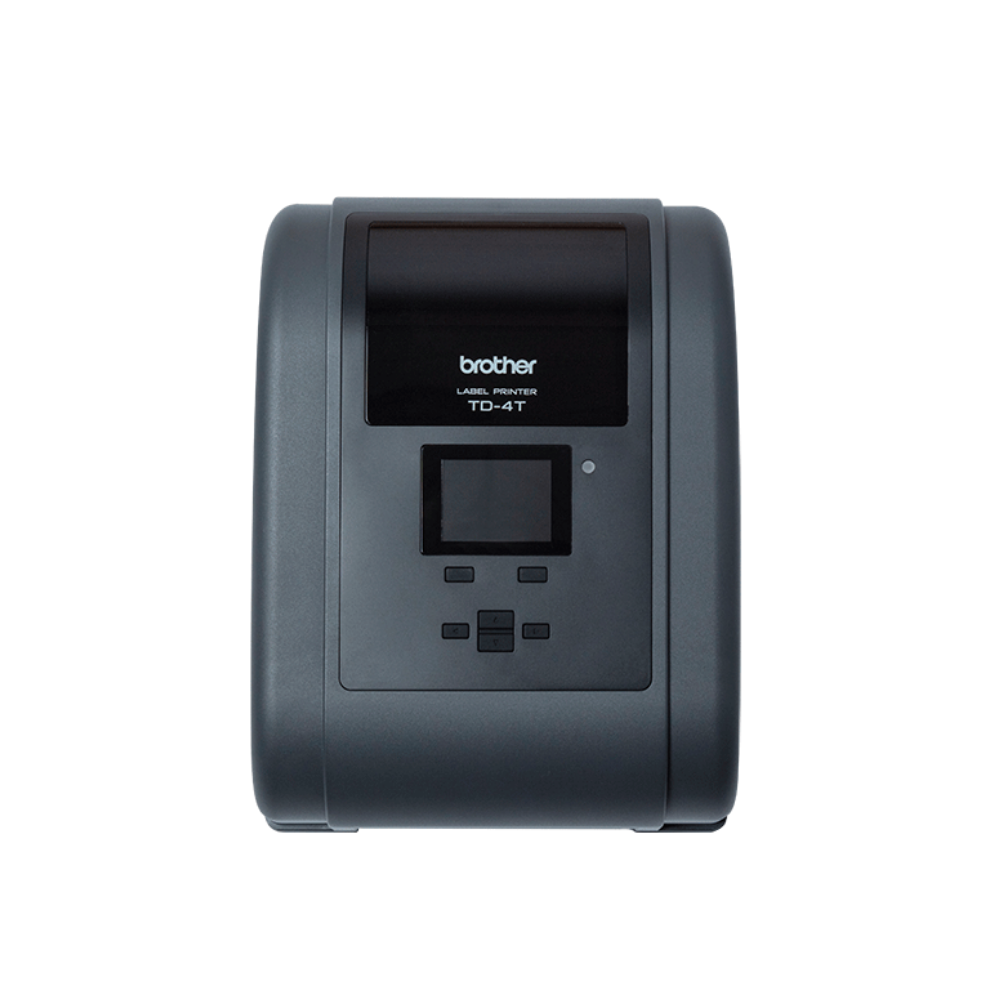 Etiqueta de impressora Brother TD-4750TNWB da Fábrica das Etiquetas, exibindo a fita e a impressora em uso.