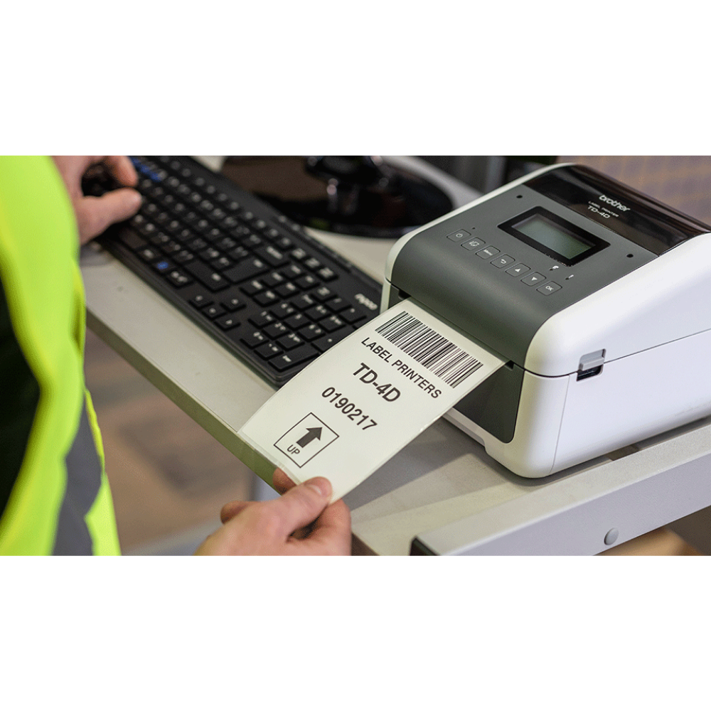 Impressora Brother TD-4550DNWB da Fábrica das etiquetas com painel de controlo e papel de etiquetas visível.