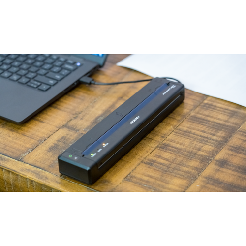 Impressora de etiquetas Brother PJ-822 da Fábrica das Etiquetas, mostrando a tela e botões de controle na frente do aparelho.