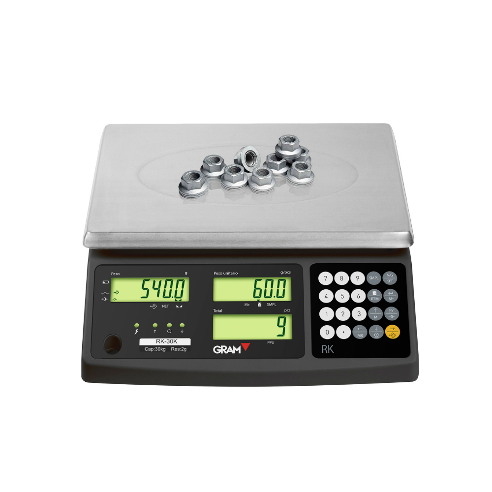 Balança de precisão Gram RK da Fábrica das Etiquetas, mostrador digital e cabos de ligação em destaque na imagem.