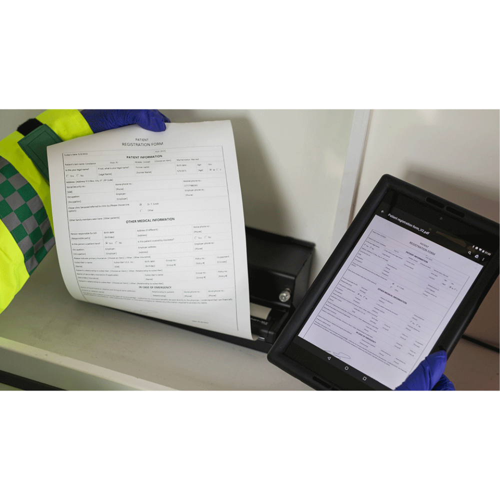 Etiquetadora Brother PJ-822 da Fábrica das etiquetas com tela digital e botões de controle, exibindo etiquetas impressas.