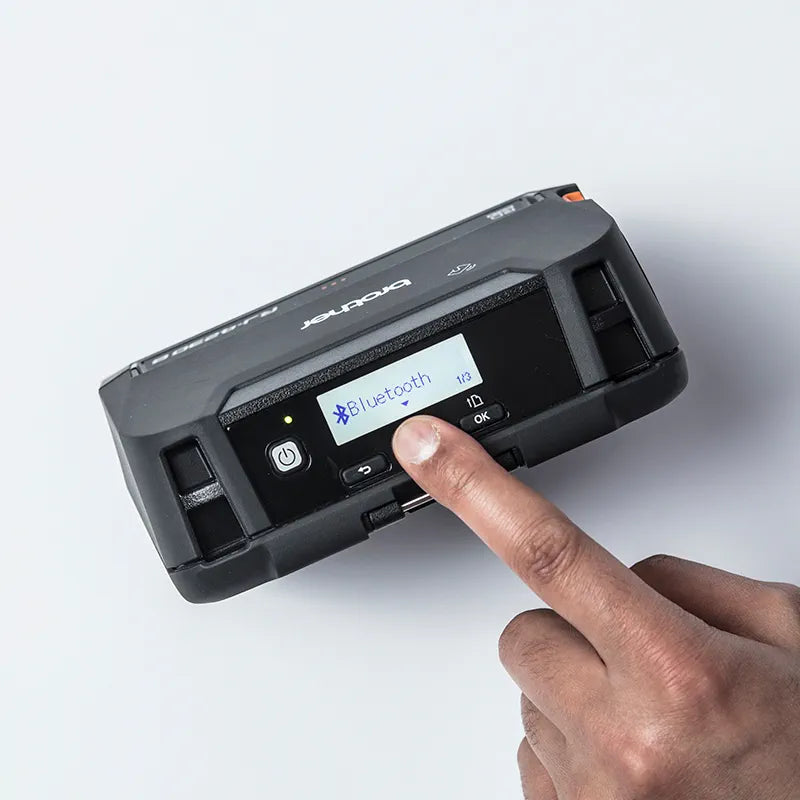 Impressora de etiquetas Brother RJ-4230B da Fábrica das Etiquetas, vista frontal com visor e botões de controle.